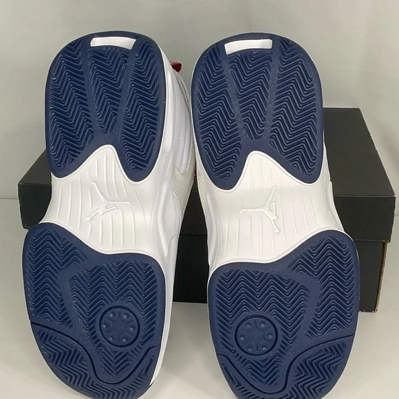 Jordan Max Aura 2 White and Navy Sneakers - size 6y - Picture 6 of 8